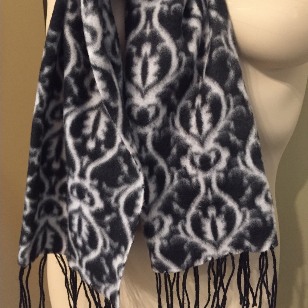 FLEECE SCARF🎀WORN ONCE🎀 - Picture 3 of 7